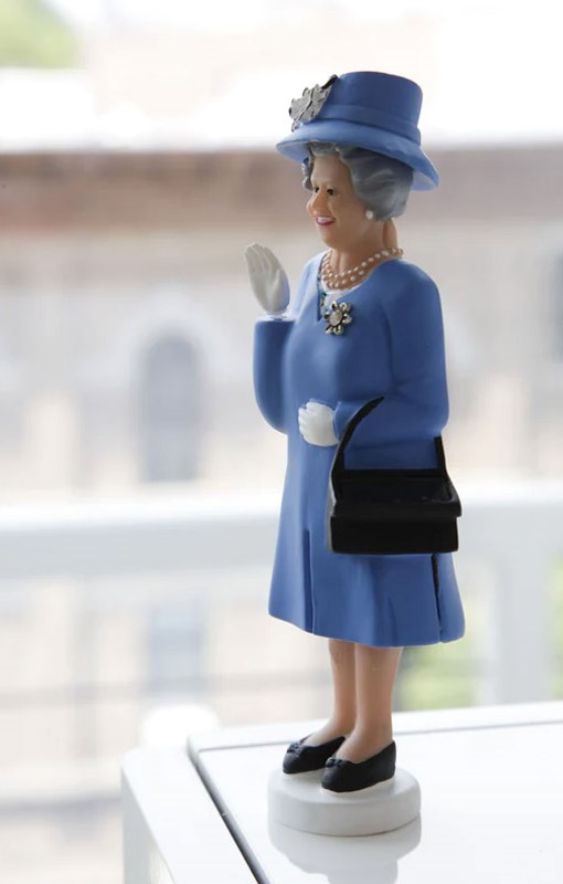 waving-queen-kikkerland-reine-angleterre-cadeau-deco-fun_1.jpg